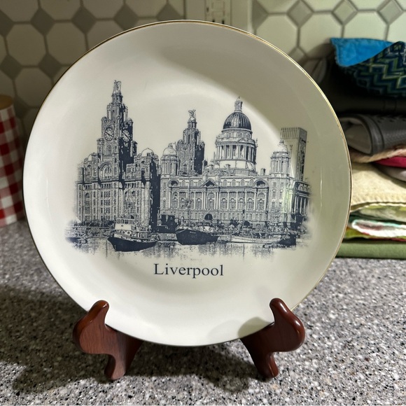 Liverpool Commemorative Collectable Plate - Picture 2 of 4